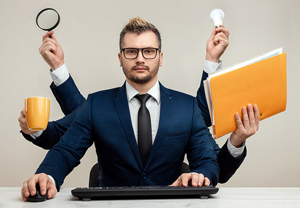 Empreendedor sobrecarregado de taregas